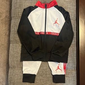 Used Jordan jogger set!!! Size 2T! Black and red!